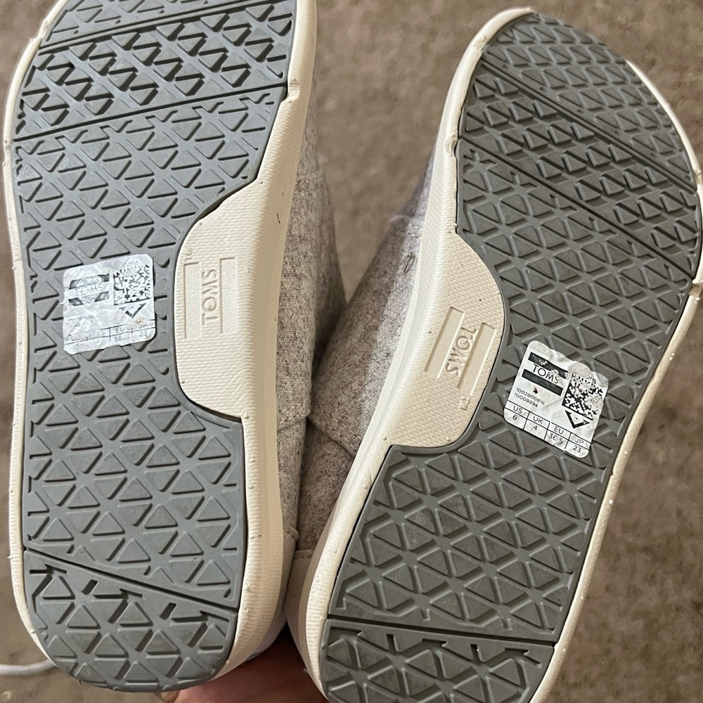 Toms - Picture 2 of 4